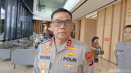 Kapolda NTT, Irjen Pol Daniel Tahi Monang Silitonga, saat diwawancarai detikBali di Kupang, Jumat (25/4/2025). (Simon Selly)