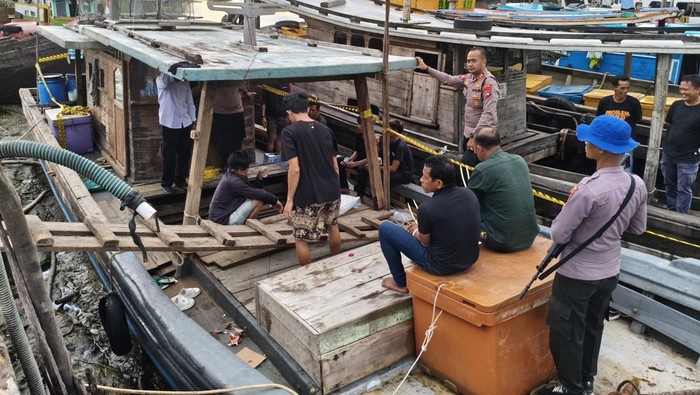 Kapolres Babar AKBP Pradana Aditya Nugraha cek kapal yang digunakan untuk menyelundupkan timah ilegal.