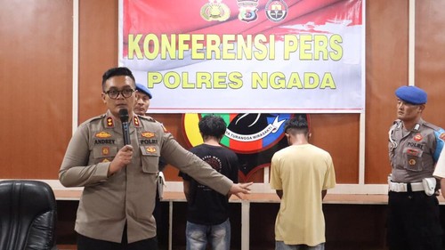 Kapolres Ngada AKBP Andrey Valentino memperlihatkan dua tersangka pembuatan dan peredaran uang palsu di Kabupaten Ngada, NTT, Jumat (25/4/2025).