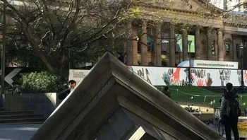 Instalasi perpustakaan yang tenggelam melambangkan menurunnya frekuensi kunjungan perpustakaan. Foto: Reddit OCTSTW via Brightside