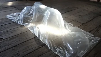 Invisible Homeless sebuah karya yang menggugah pikiran karya Luke Jerram, menyoroti semakin banyaknya orang yang tidak memiliki tempat tinggal yang stabil. Foto: lukejerram.com via Brightside