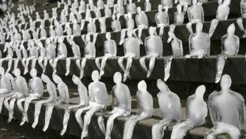 Patung manusia yang mencair ini menekankan urgensi tindakan mengatasi pemanasan global. Foto: Reddit beroemd via Brightside