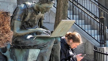Adegan yang menggambarkan orang-orang asyik dengan perangkat mereka, terputus dari dunia di sekitar mereka. Foto: Joanne Levesqu via Brightside