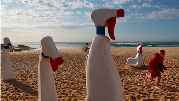 Gambaran menyedihkan dari plastik di lautan, melambangkan konsekuensi dari polusi. Foto: Lisa Maree Williams via Brightside