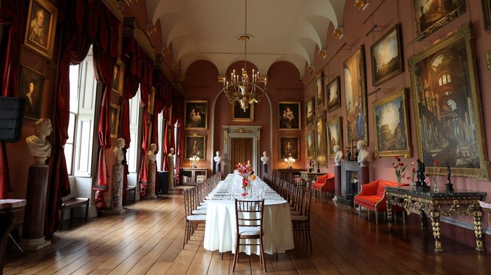 Kastil Howard Selesai Direnovasi, Yuk Lihat Catering staff set the table in the renovated Long Gallery at Castle Howard, renowned for its appearances in Brideshead Revisited and Bridgerton, during its unveiling following a major restoration, in York, Britain April 24, 2025. REUTERS/Temilade Adelaja