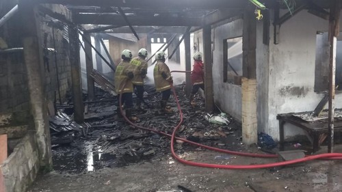 Kebakaran bangunan kos di Jalan Dewi Sri, Badung, Bali, Jumat (25/4/2025).