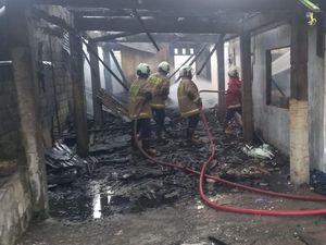 Kebakaran di Kos Jalan Dewi Sri, 30 Kamar Ludes-3 Korban Luka