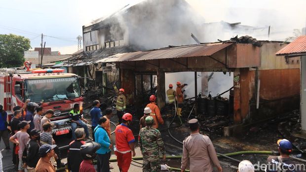Petugas pemadam kebakaran berupaya memadamkan api yang membakar toko suku cadang motor di Pakem, Sleman, Jumat (25/4/2025).