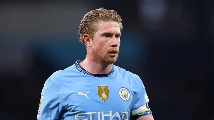 MANCHESTER, ENGLAND - APRIL 22: Kevin De Bruyne of Manchester City looks on during the Premier League match between Manchester City FC and Aston Villa FC at Etihad Stadium on April 22, 2025 in Manchester, England. (Photo by Molly Darlington/Copa/Getty Images)