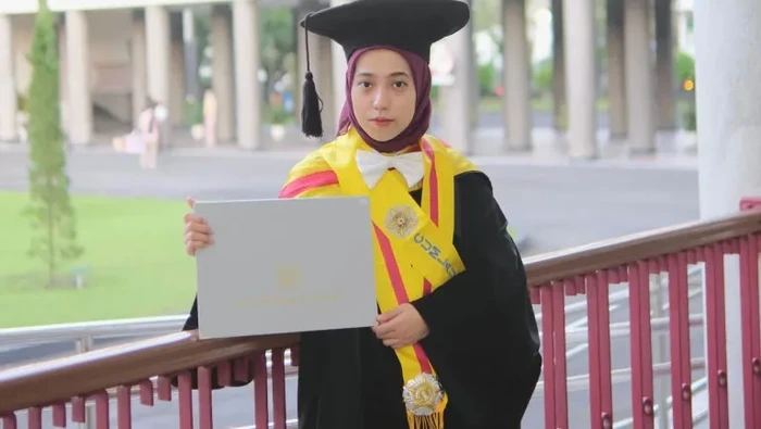 Kisah Dewi Agustiningsih, lulusan termuda dan tercepat S3 UGM.