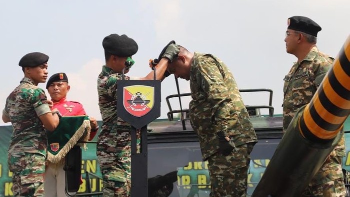 Komandan Pusat Kesenjataan Kavaleri (Danpussenkav) TNI Angkatan Darat, Mayjen TNI Eko Susetyo menyerahkan Brevet Kehormatan Yudha Wastu Wiratama dan Yudha Turangga Wiratama Kehormatan kepada Bupati Bogor Rudy Susmanto.