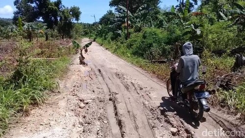 Kondisi Jalan Mollo Sunjam, Kupang, NTT, yang rusak.