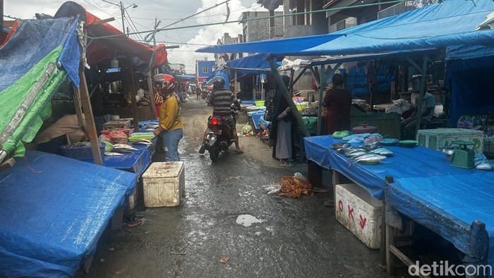 Kondisi Pasar Sentral Pinrang yang semrawut hingga pedagang berjualan di jalanan.