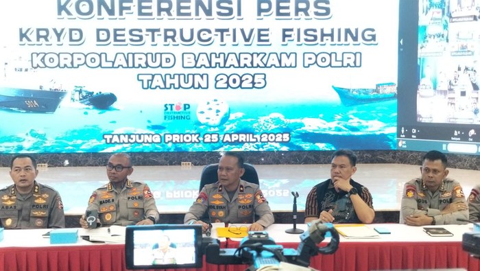 Konferensi pers Dirpolair Korpolairud Baharkam Polri Brigjen Pol Idil Tabransyah