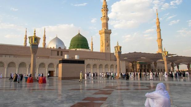 Kubah hijau masjid Nabawi A majestic view of the green dome and the minarets of the Prophet's Mosque, al-Masjid an-Nabawi, in the province of al-Madinah al-Munawwarah.