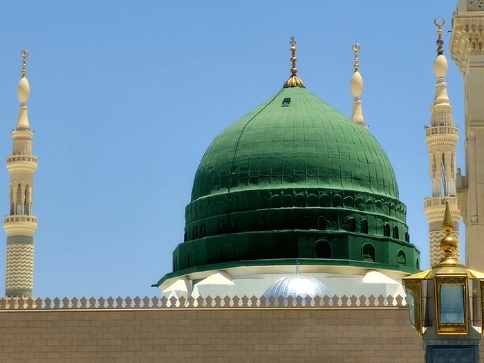 Kubah hijau masjid Nabawi A majestic view of the green dome and the minarets of the Prophet's Mosque, al-Masjid an-Nabawi, in the province of al-Madinah al-Munawwarah.
