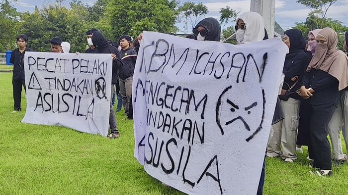 Mahasiswa Universitas Ichsan Sidenreng Rappang (Unisan) di Kabupaten Sidenreng Rappang (Sidrap) Sulawesi Selatan (Sulsel) menggelar aksi demonstrasi mendesak pihak rektorat memecat dosen inisial JN (36)