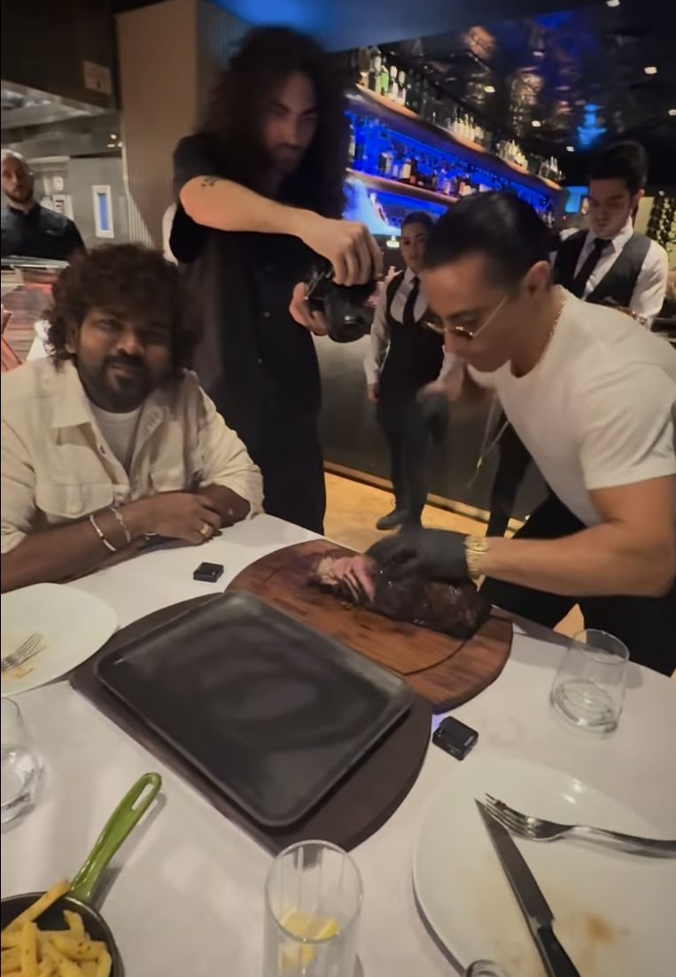 Makan di Resto Salt Bae, Sutradara Terkenal Ini Puas dengan Pelayanannya