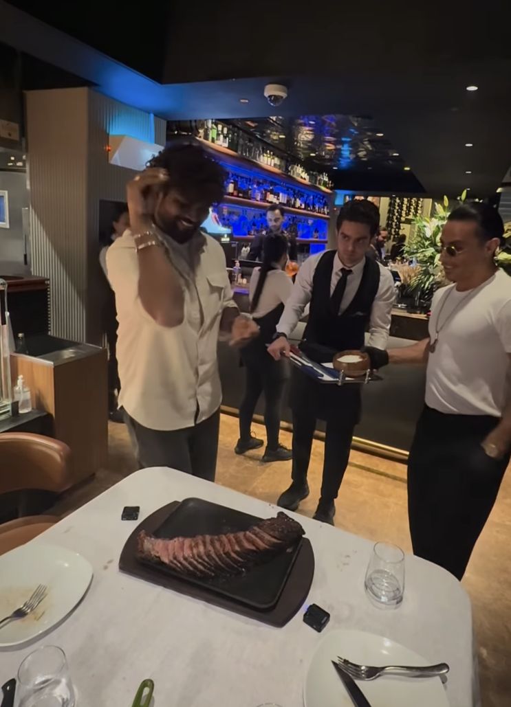 Makan di Resto Salt Bae, Sutradara Terkenal Ini Puas dengan Pelayanannya