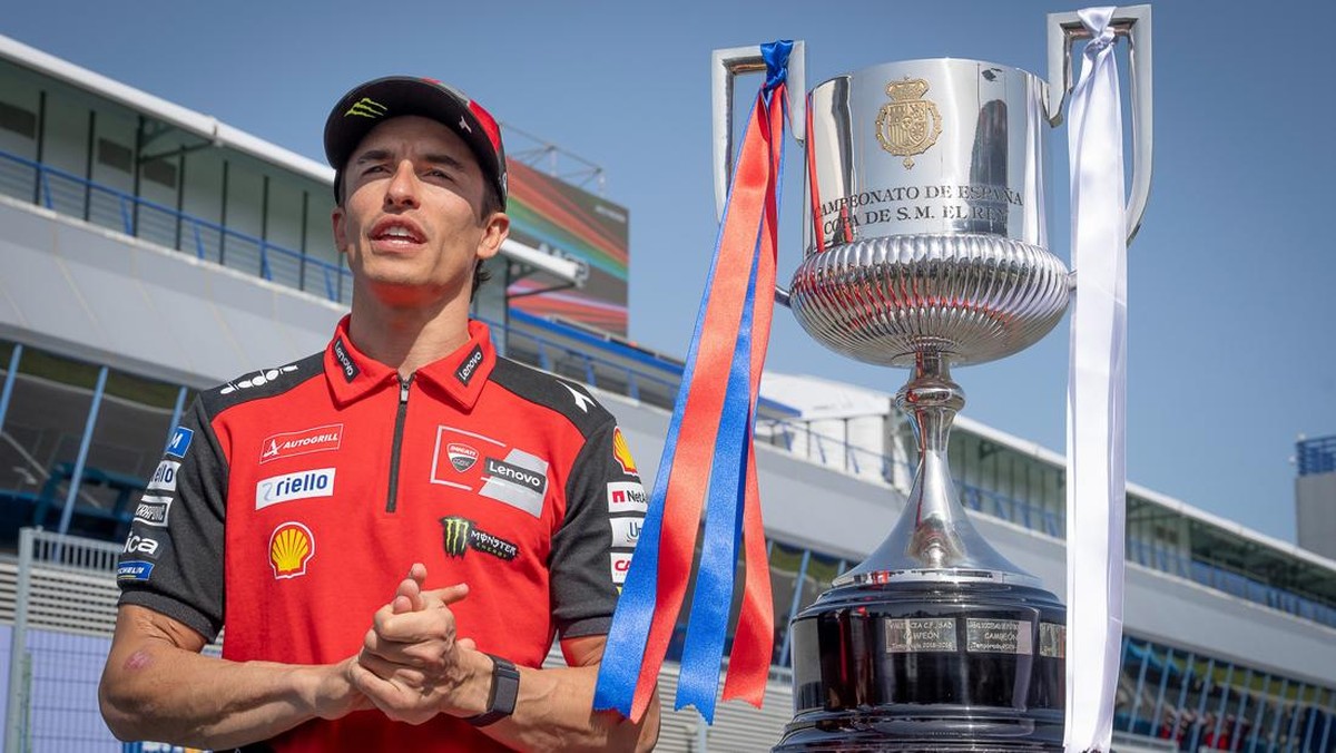 Marc Marquez dan trofi Copa del Rey. (Foto: dok. RFEF)