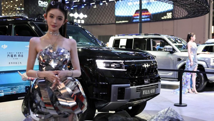 People visit Huawei's Harmony Intelligent Mobility Alliance (HIMA) booth during a media day for the Auto Shanghai show in Shanghai, China April 24, 2025. REUTERS/Go Nakamura