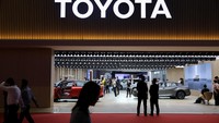 Booth Toyota ramai pengunjung. 