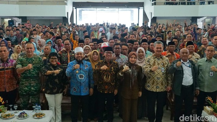 Menteri Desa dan Pembangunan Daerah Tertinggal, Yandri Susanto saat bersama kepala desa di Bengkulu.