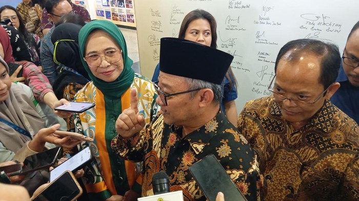 Menteri Pendidikan Dasar dan Menengah, Abdul Muti [Tengah]