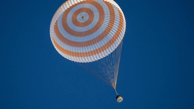 The Soyuz MS-26 space capsule carrying the International Space Station (ISS) crew of NASA astronaut Don Pettit, Roscosmos cosmonauts Alexei Ovchinin and Ivan Vagner descends by parachute before landing in a remote area near Zhezkazgan, Kazakhstan April 20, 2025. NASA/Bill Ingalls/Handout via REUTERS ATTENTION EDITORS - THIS IMAGE HAS BEEN SUPPLIED BY A THIRD PARTY. MANDATORY CREDIT.