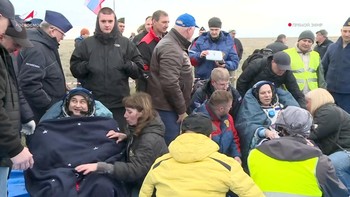 Komandan kapsul antariksa Soyuz MS-26 Alexei Ovchinin dan sesama kosmonot Roscosmos Ivan Vagner duduk di bawah selimut setelah mereka dan astronot NASA Don Pettit meninggalkan Stasiun Antariksa Internasional (ISS) dan mendarat di daerah terpencil dekat Zhezkazgan, Kazakhstan. via REUTERS/Roscosmos  
