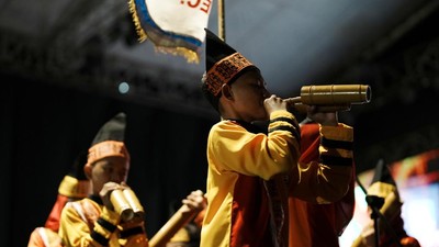 Momen Pelajar Mainkan Alat Musik Bambu Tradisional di Kolaka
