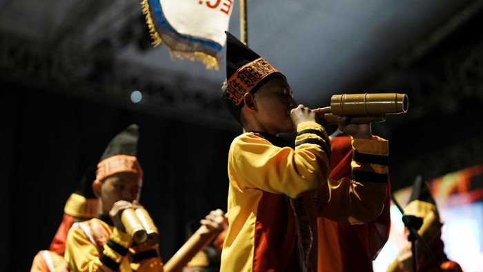Momen Pelajar Mainkan Alat Musik Bambu Tradisional di Kolaka Dinas Pendidikan Kolaka, memprogramkan di setiap sekolah untuk memilih salah satu alat musik tradisional sebagai ekstrakurikuler. Salah satunya alat musik bambu ini.
