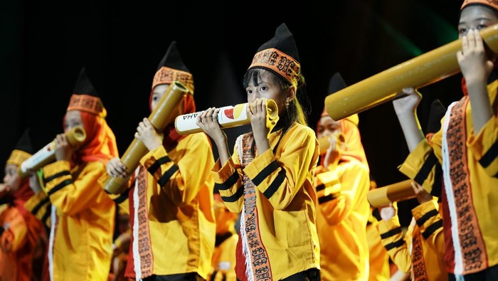 Momen Pelajar Mainkan Alat Musik Bambu Tradisional di Kolaka Dinas Pendidikan Kolaka, memprogramkan di setiap sekolah untuk memilih salah satu alat musik tradisional sebagai ekstrakurikuler. Salah satunya alat musik bambu ini.