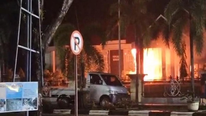 Kantor Bupati Morowali Utara, Sulawesi Tengah (Sulteng) mengalami kebakaran malam ini. Api sudah berhasil dipadamkan.