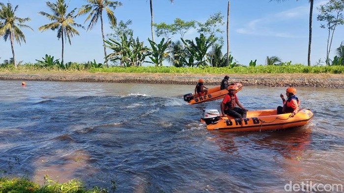 Motor tercebur sungai dan hilang di Lumajang