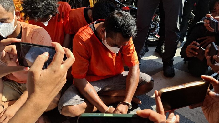 Akobar, tertunduk saat dihadirkan dalam jumpa pers di Polres Probolinggo