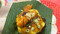 Cukup dengan Rp 15.000 kamu sudah bisa dapat seporsi nasi yang disajikan dengan telur omega, sosis ayam, dan saus teriyaki. Foto: detikcom/Riska Fitria