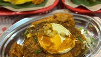 Nasi kari tersebut disajikan dengan chicken katsu yang berukuran jumbo. Teksturnya renyah di luar, dan empuk juicy di dalam. Foto: detikcom/Riska Fitria