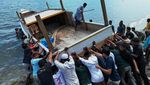 Nelayan Kolaka Pertahankan Tradisi Lewat Gotong Royong Turunkan Kapal