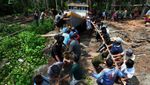 Nelayan Kolaka Pertahankan Tradisi Lewat Gotong Royong Turunkan Kapal