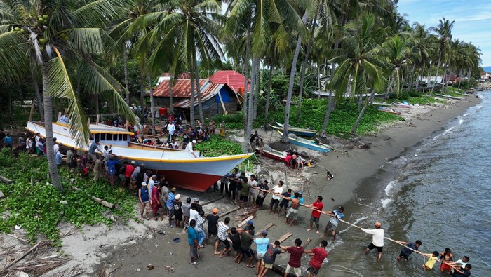 Sejumlah nelayan membantu menarik kapal tangkap ikan yang telah selesai dibuat ke pantai di Desa Wowa Tamboli, Kolaka, Sulawesi Tenggara, Jumat (25/4/2025). Nelayan di wilayah itu bergotong royong menurunkan kapal ke pantai untuk mengemat biaya dan merupakan tradisi yang telah dilakukan secara turun-temurun. ANTARA FOTO/Jojon/tom. *** Local Caption *** tersebut