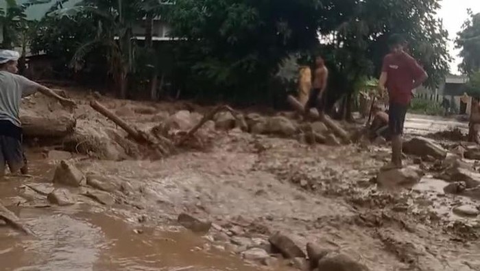 Banjir menerjang 3 kecamatan di Kota Palu, Sulawesi Tengah (Sulteng) usai diguyur hujan dengan intensitas lebat.