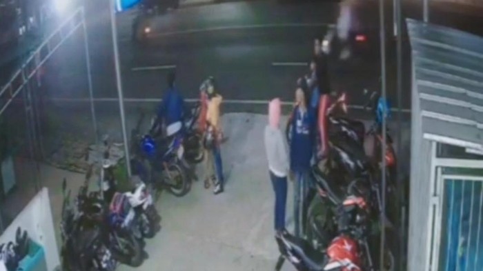 Pasutri pencuri motor di Probolinggo saat aksinya terekam kamera CCTV.