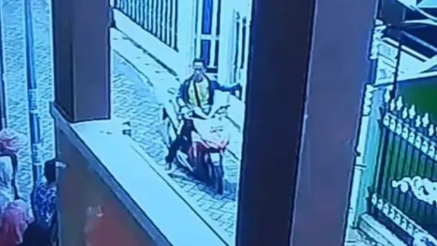 Tangkapan layar dari kamera CCTV di Jalan Tenggumung Wetan Gang Mangga Surabaya, memperlihatkan Hasan saat meninggalkan lokasi kejadian usai melakukan pembunuhan