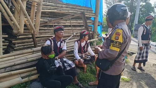 Pecalang bersama warga dan polisi mengamankan pelaku pencurian di wilayah Kecamatan Sidemen, Karangasem, Rabu (23/4/2025).
