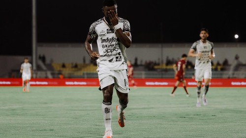 Pemain Bali United Privat Mbarga seusai membobol gawang PSM Makassar pada pekan ke-30 Liga 1 2024/2025 di Stadion Gelora BJ Habibie, Parepare, Sulawesi Selatan, Jumat (25/4/2025) malam. (Foto: Dok. Bali United)