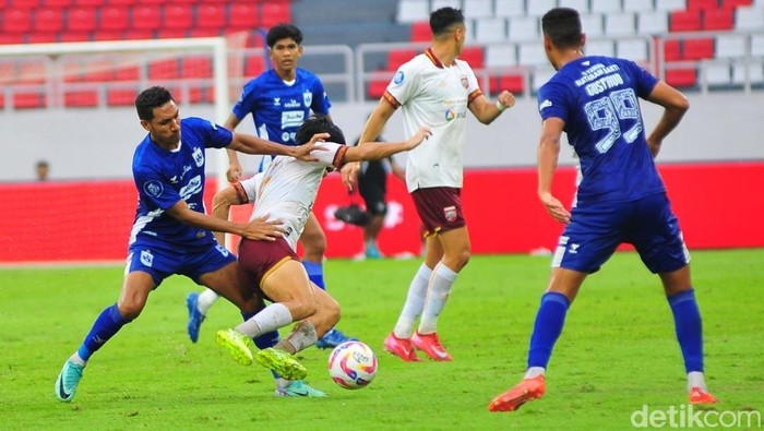 Pemain PSIS Semarang mencoba mengadang laju pemain Borneo FC, Jumat (25/4/2025).