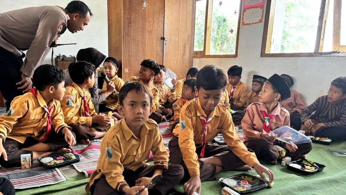 Pembagian makan bergizi gratis di SDN 2 Pakisrejo.