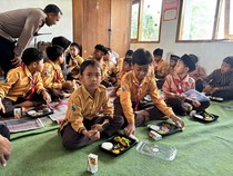 Siswa SDN 2 Pakisrejo Nikmati Makan Bergizi dari Polres Blitar Kota