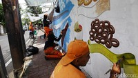 Pembuatan mural pada dinding kosong itu untuk meningkatkan kualitas permukiman padat di Kota Jakarta agar terlihat cantik, tidak kumuh, dan lebih segar.